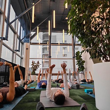 Lylo Auckland Hotel מראה חיצוני תמונה A yoga class at the Googleplex