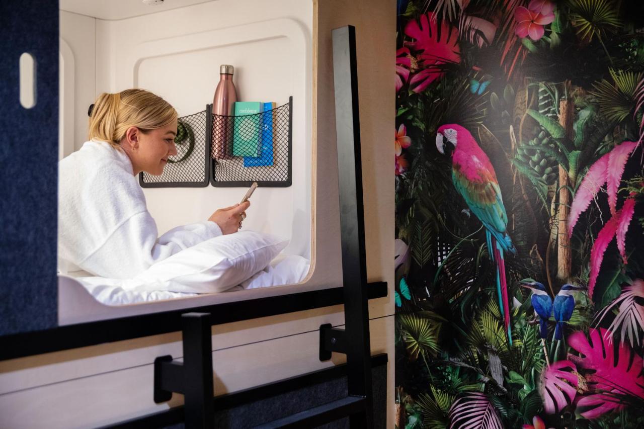 Lylo Auckland Hotel מראה חיצוני תמונה A woman using a mobile phone in a hotel room