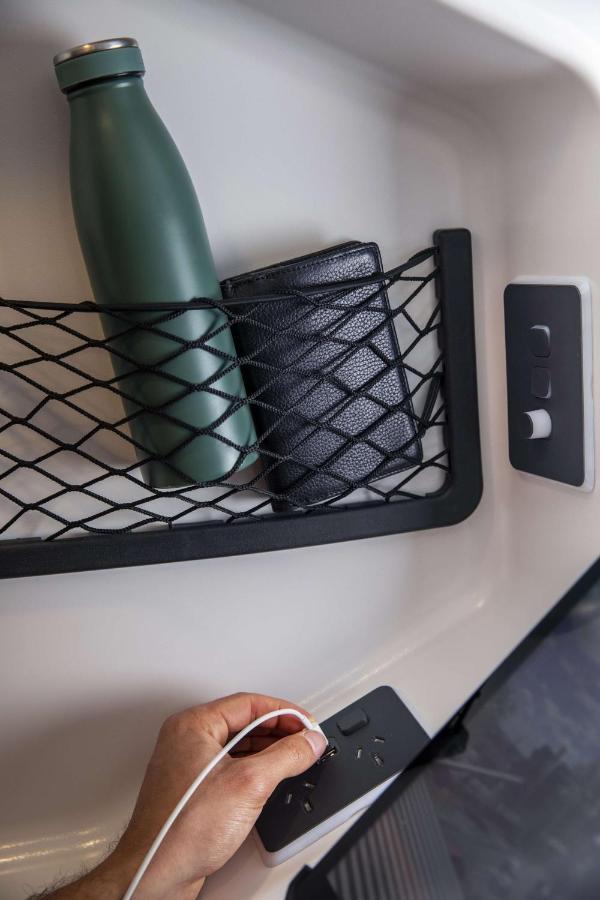 Lylo Auckland Hotel מראה חיצוני תמונה A wallet and a mobile phone in a train pocket